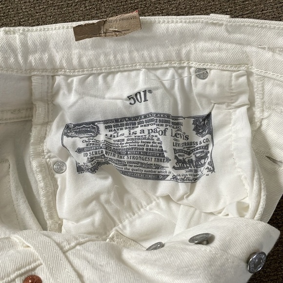 Brand new white 501 Levi shorts. - Picture 4 of 5